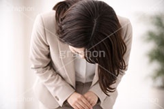 謝罪,挨拶,あいさつ,お辞儀,おじぎ,紹介,自己紹介,初対面,顔合せ,顔合わせ,会,サラリーマン,リーマン,ビジネス,仕事,オフィス,スーツ,女性,女,イメージ,職場,営業,就職,就活,転職,打ち合わせ,打合せ,ミーティング,会議,取引,成立,協力,人物,コミュニケーション,communication,business,work,office,suit,image,meeting,manner,AI生成素材