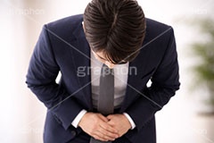 謝罪,挨拶,あいさつ,お辞儀,おじぎ,紹介,自己紹介,初対面,顔合せ,顔合わせ,会,サラリーマン,リーマン,ビジネス,仕事,オフィス,スーツ,ネクタイ,背広,男性,男,青年,ワイシャツ,イメージ,職場,営業,就職,就活,転職,打ち合わせ,打合せ,ミーティング,会議,取引,成立,協力,人物,コミュニケーション,communication,business,work,office,suit,image,meeting,manner,AI生成素材