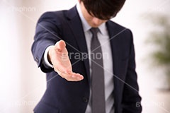 照れ,照れる,恥ずかしい,差し伸べる,ヘルプ,助け,握手,君と握手！,紹介,自己紹介,初対面,顔合せ,顔合わせ,会,サラリーマン,リーマン,ビジネス,仕事,オフィス,スーツ,ネクタイ,背広,男性,男,青年,ワイシャツ,手,イメージ,職場,営業,就職,就活,転職,打ち合わせ,打合せ,ミーティング,会議,取引,成立,協力,人物,コミュニケーション,business,work,office,suit,hand,image,meeting,manner,communication,AI生成素材