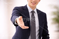差し伸べる,握手,君と握手！,ヘルプ,助け,紹介,自己紹介,初対面,顔合せ,顔合わせ,会,サラリーマン,リーマン,ビジネス,仕事,オフィス,スーツ,ネクタイ,背広,男性,男,青年,ワイシャツ,手,イメージ,職場,営業,就職,就活,転職,打ち合わせ,打合せ,ミーティング,会議,取引,成立,協力,人物,コミュニケーション,business,work,office,suit,hand,image,meeting,manner,communication,AI生成素材