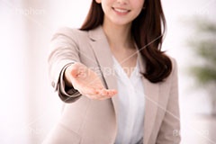 差し伸べる,ヘルプ,助け,握手,君と握手！,紹介,自己紹介,初対面,顔合せ,顔合わせ,会,サラリーマン,リーマン,ビジネス,仕事,オフィス,スーツ,女性,女,ワイシャツ,手,イメージ,職場,営業,就職,就活,転職,打ち合わせ,打合せ,ミーティング,会議,取引,成立,協力,人物,コミュニケーション,business,work,office,suit,hand,image,meeting,manner,communication,AI生成素材