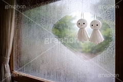 てるてる坊主,天気,風習,梅雨,つゆ,窓,軒先,曇る,湿気,水滴,雨粒,イベント,行事,6月,願い,手作り,手づくり,吊る,雨,晴れ,人形,こども,子供,キッズ,kids,weather,rain,japan,june,window,AI生成素材
