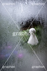 てるてる坊主,紫陽花,天気,梅雨,つゆ,あじさい,アジサイ,窓,軒先,曇る,湿気,水滴,雨粒,イベント,行事,6月,願い,手作り,手づくり,吊る,雨,晴れ,風習,人形,こども,子供,キッズ,kids,weather,rain,japan,june,window,AI生成素材