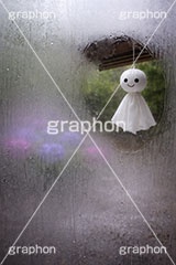てるてる坊主,紫陽花,天気,梅雨,つゆ,あじさい,アジサイ,窓,軒先,曇る,湿気,水滴,雨粒,イベント,行事,6月,願い,手作り,手づくり,吊る,雨,晴れ,風習,人形,こども,子供,キッズ,kids,weather,rain,japan,june,window,AI生成素材