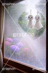 てるてる坊主,窓,水滴,天気,梅雨,つゆ,あじさい,アジサイ,紫陽花,軒先,曇る,湿気,雨粒,イベント,行事,6月,願い,手作り,手づくり,吊る,雨,晴れ,風習,人形,こども,子供,キッズ,kids,weather,rain,japan,june,window,AI生成素材