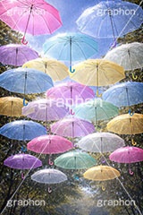 カラフルな傘,ビニール傘,天気,雨,梅雨,傘,使い捨て,つゆ,雨粒,6月,吊る,浮く,飛ぶ,舞う,晴れ,weather,rain,june,umbrella,AI生成素材