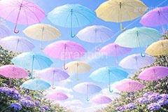 カラフルな傘,ビニール傘,天気,雨,梅雨,傘,使い捨て,つゆ,雨粒,6月,吊る,浮く,飛ぶ,舞う,晴れ,weather,rain,june,umbrella,AI生成素材