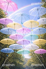 カラフルな傘,晴れ,天気,雨,梅雨,傘,ビニール傘,使い捨て,つゆ,雨粒,6月,吊る,浮く,飛ぶ,舞う,weather,rain,june,umbrella,AI生成素材