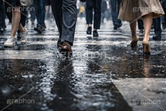 雨の日の交差点,雨の日,雨,梅雨,交差点,信号,横断歩道,足元,道路,アスファルト,水たまり,水溜まり,水しぶき,靴,街角スナップ,rain,asphalt,AI生成素材