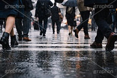 雨の日の交差点,傘,横断歩道,雨の日,雨,梅雨,交差点,信号,足元,道路,アスファルト,水たまり,水溜まり,水しぶき,靴,街角スナップ,rain,asphalt,umbrella,AI生成素材