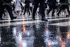 雨の日の交差点,横断歩道,雨の日,雨,梅雨,交差点,信号,足元,道路,アスファルト,水たまり,水溜まり,水しぶき,靴,街角スナップ,rain,asphalt,AI生成素材