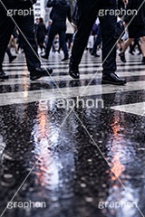 雨の日の交差点,横断歩道,雨の日,雨,梅雨,交差点,信号,足元,道路,アスファルト,水たまり,水溜まり,水しぶき,靴,街角スナップ,rain,asphalt,AI生成素材