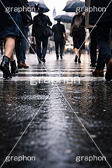 雨の日の交差点,傘,雨の日,横断歩道,雨,梅雨,交差点,信号,足元,道路,アスファルト,水たまり,水溜まり,水しぶき,靴,街角スナップ,rain,asphalt,umbrella,AI生成素材