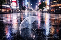 雨の日の交差点,ビニール傘,梅雨,傘,使い捨て,雨の日,雨,都会,無人,交差点,横断歩道,道路,夜,夜景,アスファルト,水たまり,水溜まり,umbrella,rain,asphalt,AI生成素材