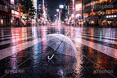 雨の日の交差点,ビニール傘,梅雨,傘,使い捨て,雨の日,雨,都会,無人,交差点,横断歩道,道路,夜,夜景,アスファルト,水たまり,水溜まり,umbrella,rain,asphalt,AI生成素材