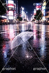 雨の日の交差点,ビニール傘,梅雨,傘,使い捨て,雨の日,雨,都会,無人,交差点,横断歩道,道路,夜,夜景,アスファルト,水たまり,水溜まり,umbrella,rain,asphalt,AI生成素材