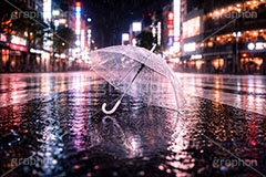 雨の日の交差点,都会,横断歩道,傘,ビニール傘,使い捨て,雨の日,雨,梅雨,無人,交差点,道路,夜,夜景,アスファルト,水たまり,水溜まり,umbrella,rain,asphalt,AI生成素材