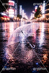 雨の日の交差点,傘,雨の日,ビニール傘,使い捨て,雨,梅雨,都会,無人,交差点,横断歩道,道路,夜,夜景,アスファルト,水たまり,水溜まり,umbrella,rain,asphalt,AI生成素材