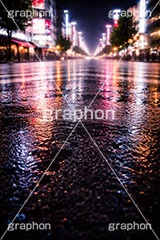 雨の日の交差点,梅雨,都会,夜景,雨の日,雨,無人,交差点,横断歩道,道路,夜,アスファルト,水たまり,水溜まり,rain,asphalt,AI生成素材