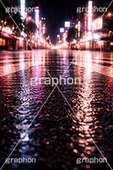 雨の日の交差点,梅雨,都会,夜景,雨の日,雨,無人,交差点,横断歩道,道路,夜,アスファルト,水たまり,水溜まり,rain,asphalt,AI生成素材