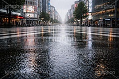 雨の日の交差点,道路,梅雨,都会,無人,交差点,横断歩道,雨の日,雨,アスファルト,水たまり,水溜まり,rain,asphalt,AI生成素材