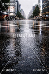 雨の日の交差点,水溜まり,アスファルト,水たまり,梅雨,都会,無人,交差点,横断歩道,道路,雨の日,雨,rain,asphalt,AI生成素材