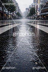 雨の日の交差点,水溜まり,アスファルト,水たまり,梅雨,都会,無人,交差点,横断歩道,道路,雨の日,雨,rain,asphalt,AI生成素材