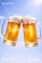 ビールで乾杯,生ビール,夏,青空,ビール,ビア,ビールジョッキ,ジョッキ,生中,大麦,麦芽,泡,飲み,家呑み,呑み,一杯,注がれた,冷え,飲む,飲み物,飲料,飲み会,ドリンク,お酒,酒,アルコール,冷,グルメ,カンパイ,乾杯,垂れ,あふれる泡,beer,summer,AI生成素材