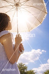 紫外線,日焼け,日傘,傘,日焼け止め,日焼け対策,日差し,UV,日光,太陽,対策,人物,女性,モデル,夏,猛暑,暑い,残暑,サマー,summer,umbrella,AI生成素材