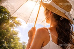 紫外線,UV,日差し,日傘,傘,日焼け,日焼け止め,日焼け対策,日光,太陽,対策,人物,女性,モデル,夏,猛暑,暑い,残暑,サマー,summer,umbrella,AI生成素材