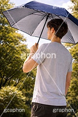 紫外線,日差し,UV,日傘,傘,日焼け,日焼け止め,日焼け対策,日光,太陽,対策,人物,男性,モデル,夏,猛暑,暑い,残暑,サマー,summer,umbrella,AI生成素材