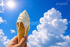 溶けたソフトクリーム,暑い,アイスクリーム,ソフトクリーム,クリーム,コーン,ワッフル,ミルク,溶け,垂れ,清凉,夏,真夏,青空,入道雲,涼,冷,アイス,スイーツ,菓子,デザート,おやつ,お菓子,冷菓子,甘い,sweet,summer,AI生成素材