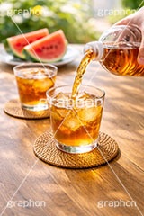 夏は麦茶,風物詩,夏休み,麦茶,清涼,注ぐ,田舎,実家,ミネラル,ボトル,グラス,食器,夏,サマー,すいか,スイカ,西瓜,飲み物,ドリンク,drink,summer,drink,AI生成素材