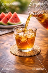 夏は麦茶,清涼,夏,麦茶,風物詩,夏休み,注ぐ,田舎,実家,ミネラル,ボトル,グラス,食器,サマー,すいか,スイカ,西瓜,飲み物,ドリンク,drink,summer,drink,AI生成素材