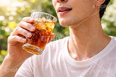 暑い日は麦茶,猛暑,汗,麦茶,清涼,風物詩,暑い,ミネラル,グラス,夏,サマー,飲み物,ドリンク,男性,青年,人物,drink,summer,drink,AI生成素材