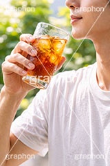 暑い日は麦茶,猛暑,汗,麦茶,清涼,風物詩,暑い,ミネラル,グラス,夏,サマー,飲み物,ドリンク,男性,青年,人物,drink,summer,drink,AI生成素材
