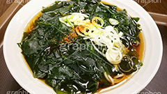 わかめ蕎麦,わかめ,ワカメ,ソバ,蕎麦,そば,だし,出汁,ダシ,蕎麦粉,日本料理,日本食,和食,つゆ,蕎麦汁,茹,ねぎ,ネギ,一味,七味,唐辛子,麺料理,麺類,湯気,スマホ撮影,japan,ファーストフード,ファストフード